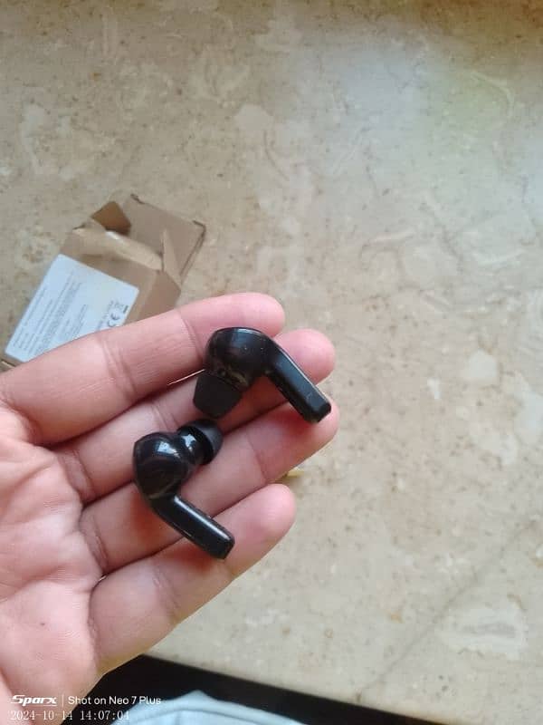 earbuds excellent condition 2