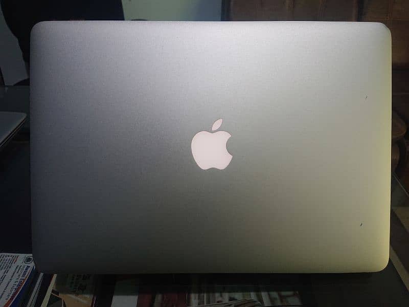 Macbook Air 2015 core-i5 4 GB 256 GB 13"  1.5GB Graphic card 2