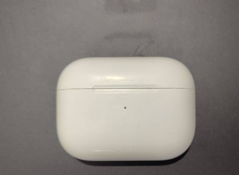 Airpods pro charging case 0