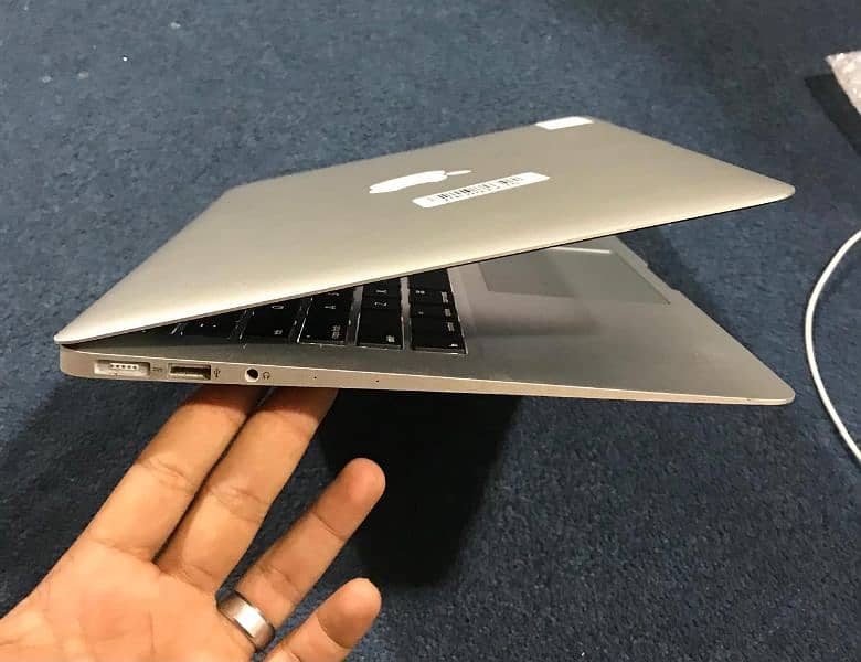 Apple Mackbook Air 2017 13 inch 8 /256ssd core i7 condition 10/9.5 1