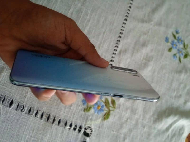 oppo f15 8/128gb with charger but screen got blue 3