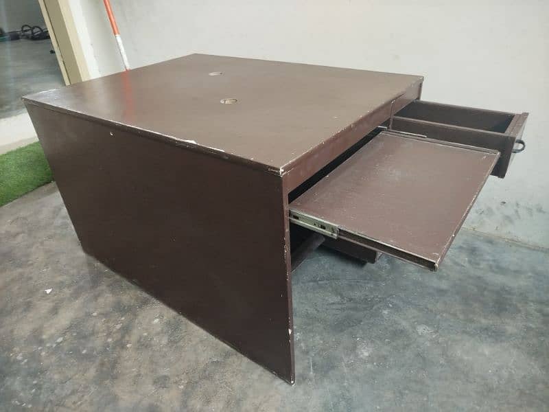 office tables 9/10 condition pr mazboot hai 0