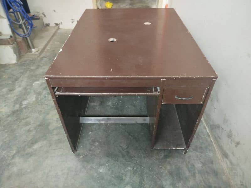 office tables 9/10 condition pr mazboot hai 2