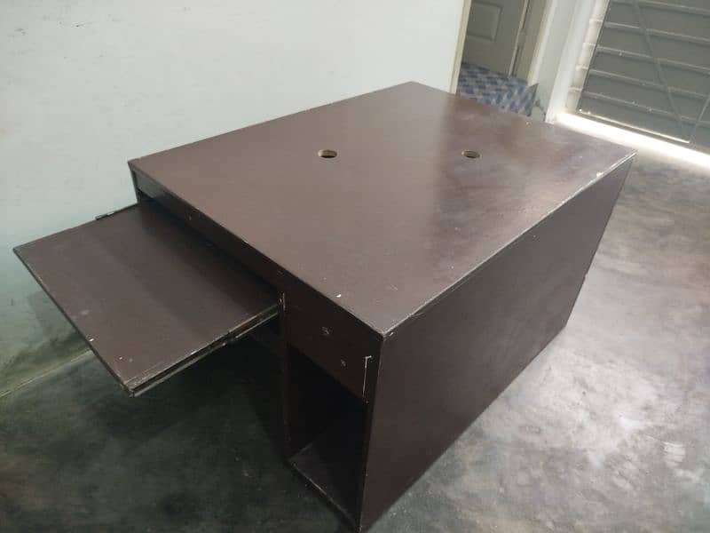 office tables 9/10 condition pr mazboot hai 3