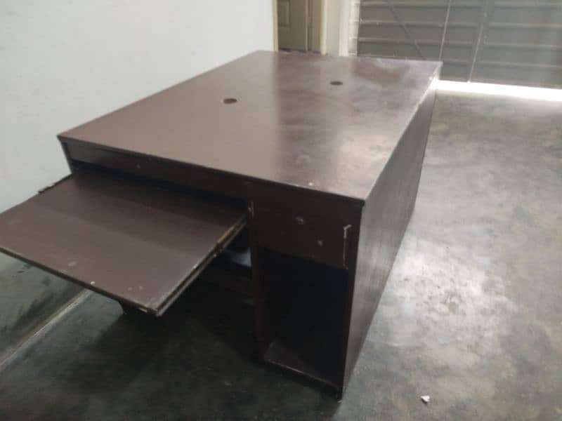 office tables 9/10 condition pr mazboot hai 5