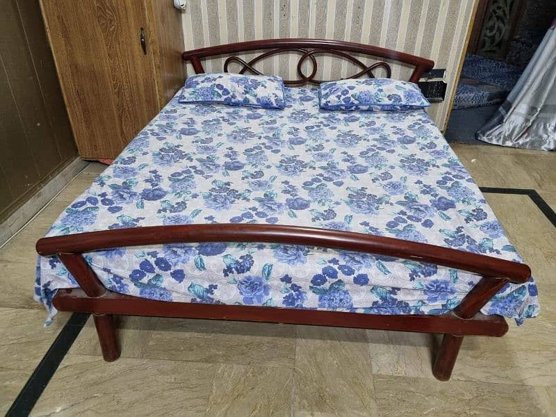 Queen bed beautiful desigh 1