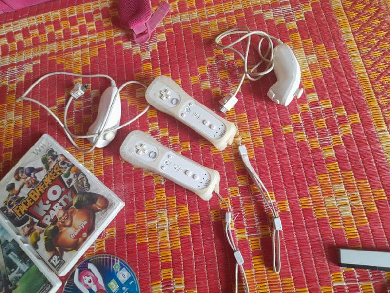 Wii console with 3 game CDs 5