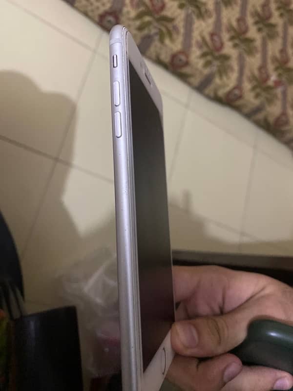 Iphone 7plus. . scratchless body  silver white colour …condition 10/10 3