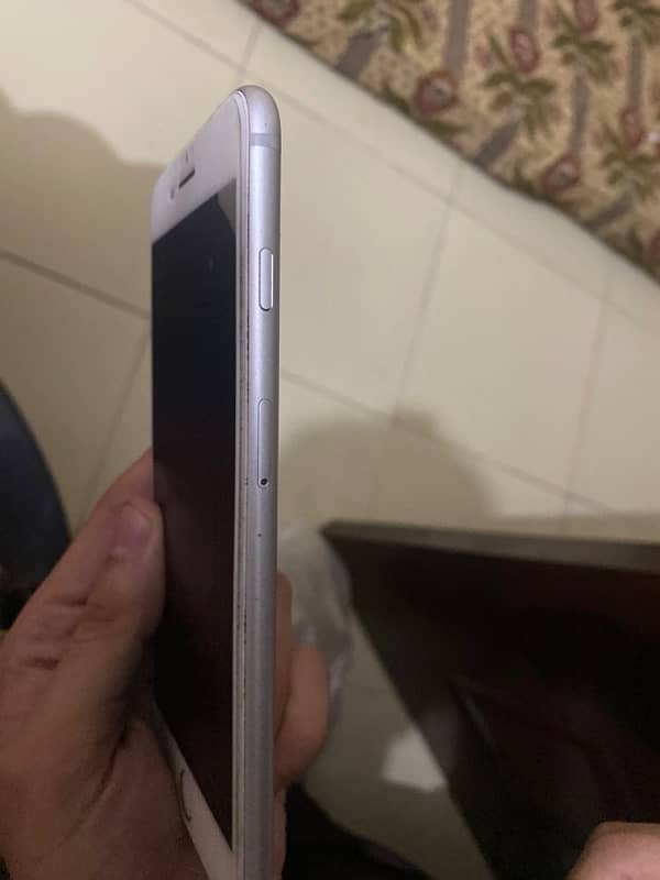 Iphone 7plus. . scratchless body  silver white colour …condition 10/10 4