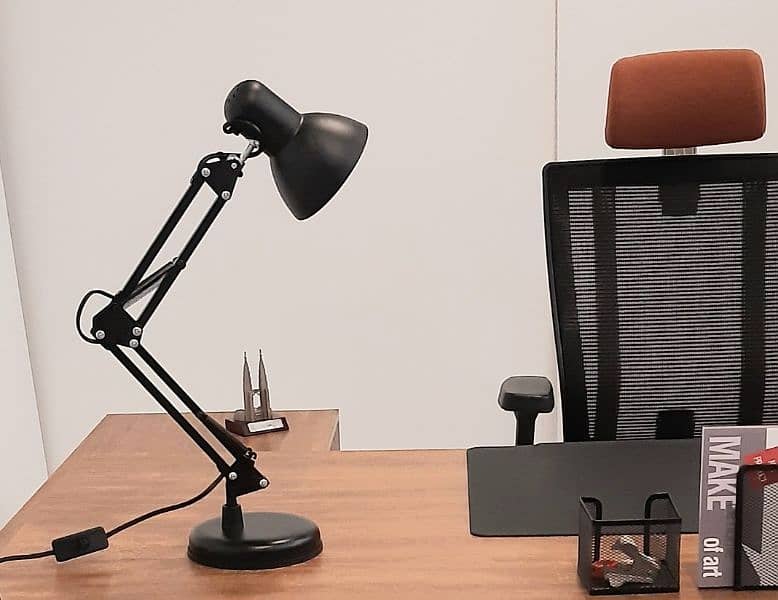 Desk Lamp with adjustable arms 1