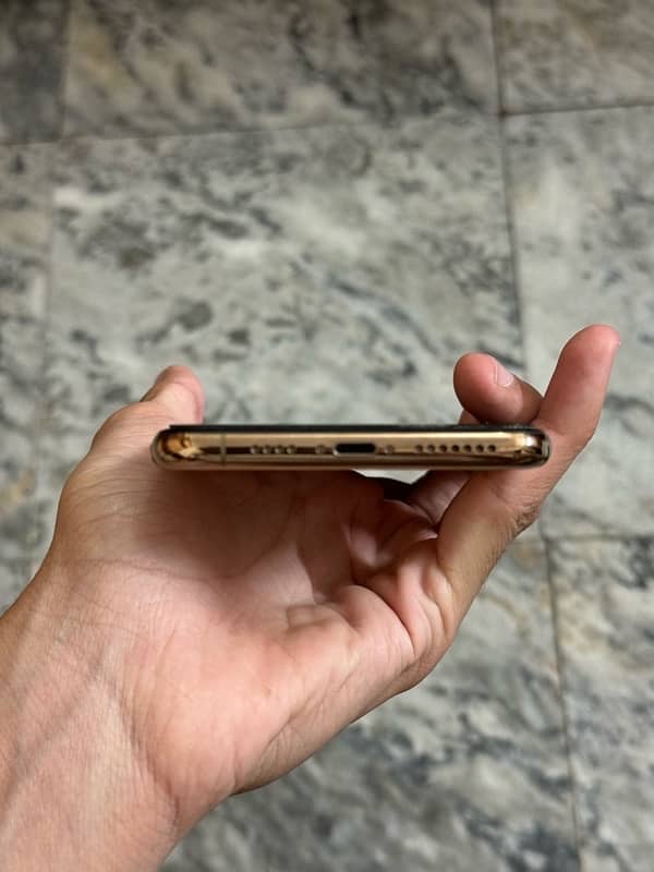 iphone xs max Dual sim pta aproved gold 64gb complete box waterpack 5