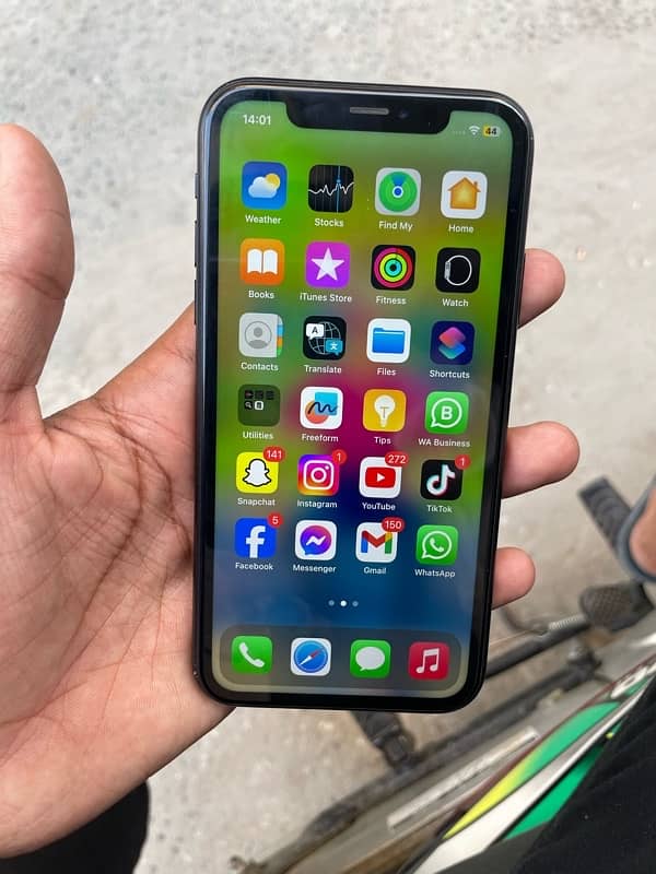 I PHONE XR(64) gb FACTORY UNLOCK 8