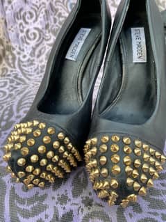 The Steve Madden black pumps with gold spikes 0