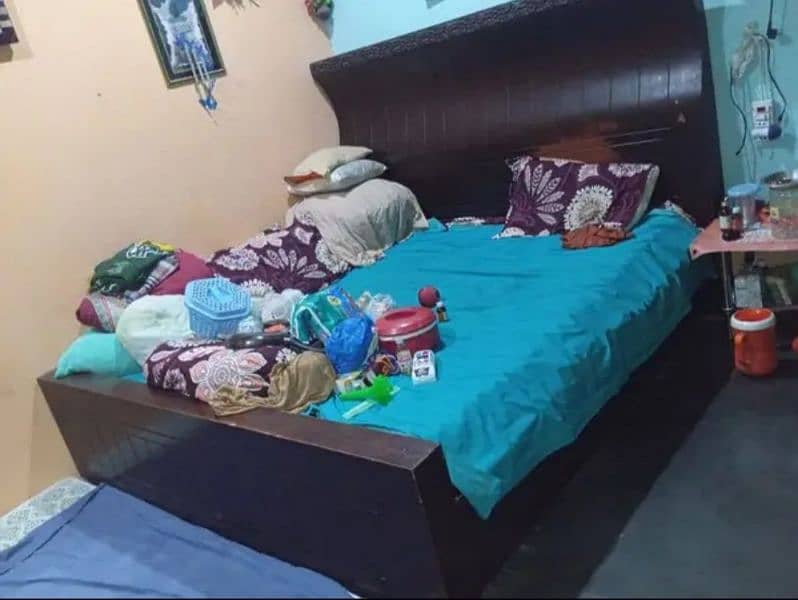 wooden bed good condition 3