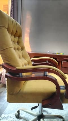 Office chair condition neat and clean new poshish