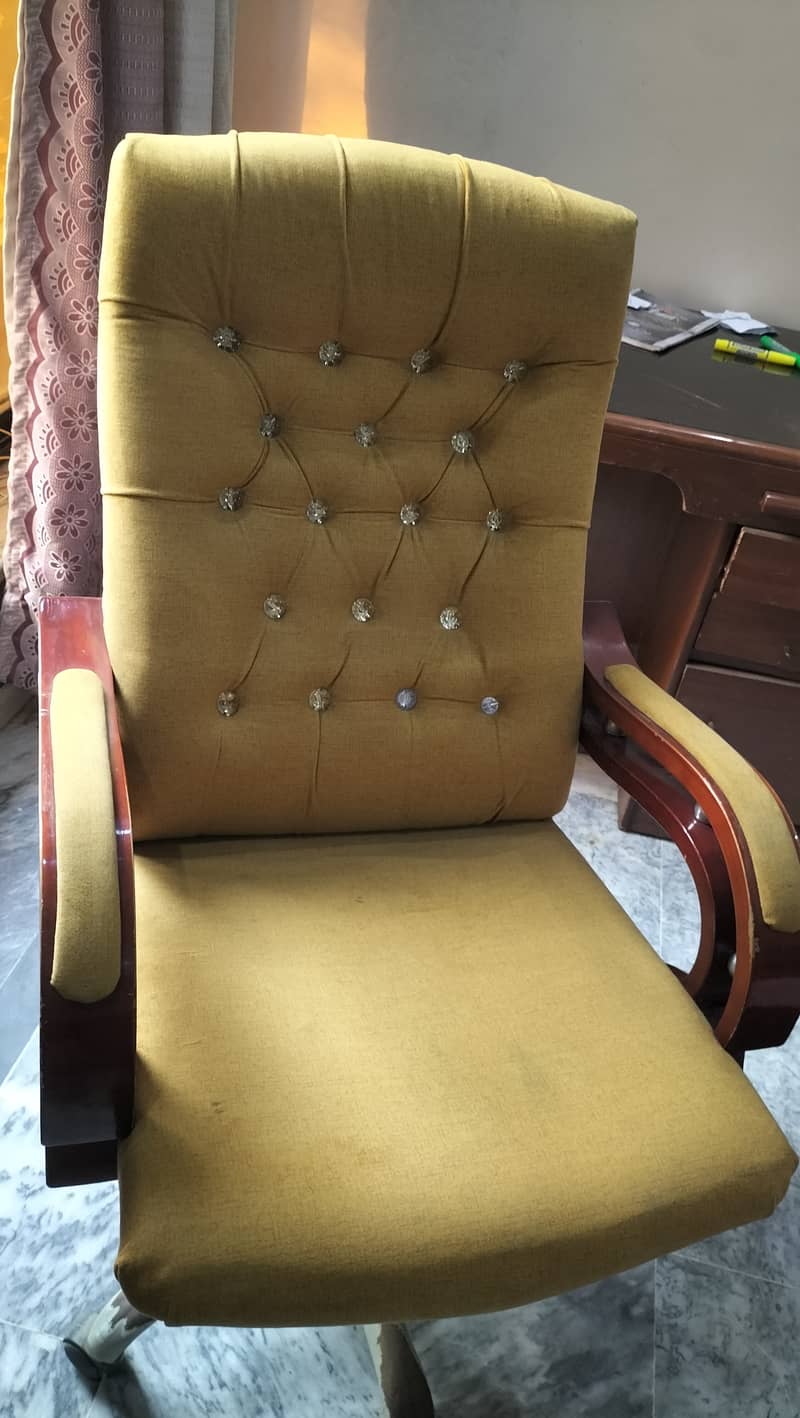 Office chair condition neat and clean new poshish 3