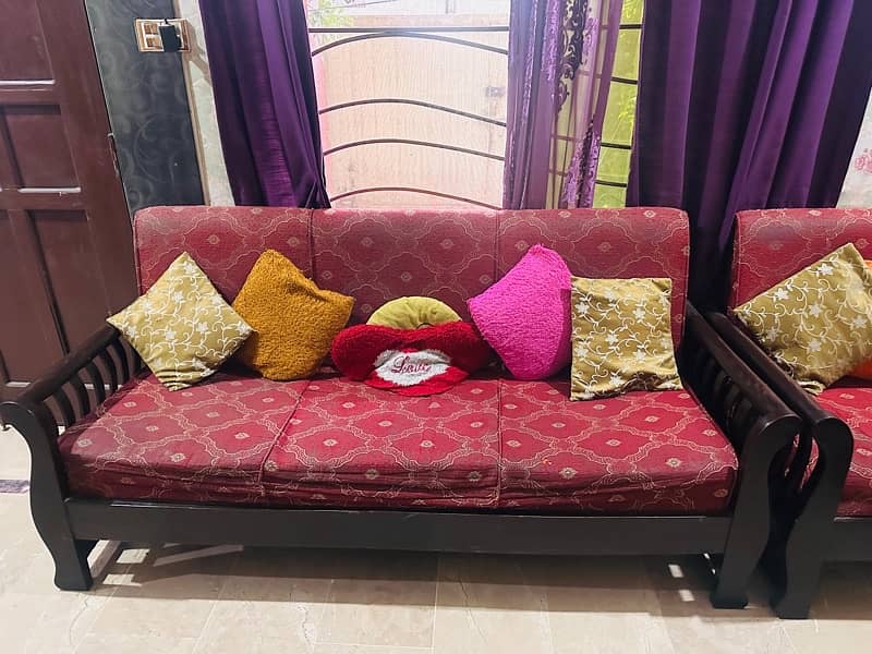 5 Seater sofa mehroon colour condition ok 3