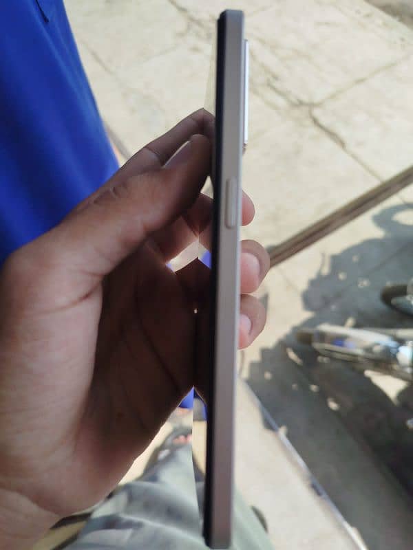 oppo f21 pro 10by9 condition  box and charger 1