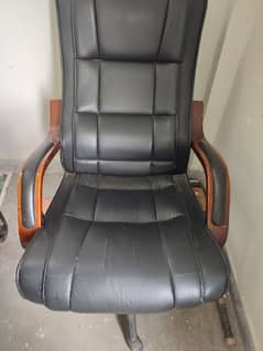 chairs for sale total 5 h agr ksi ko 1 ya 2 chahye ho to mil jye gi 0