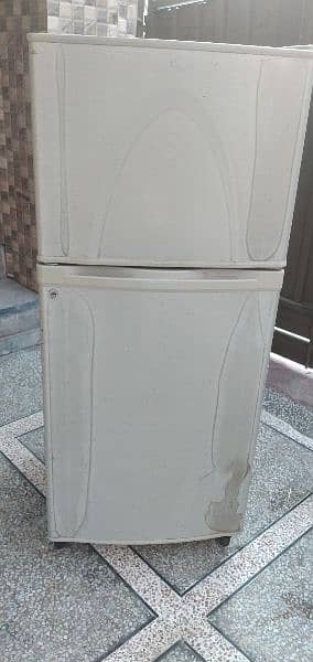 dawlance fridge in good condition 2