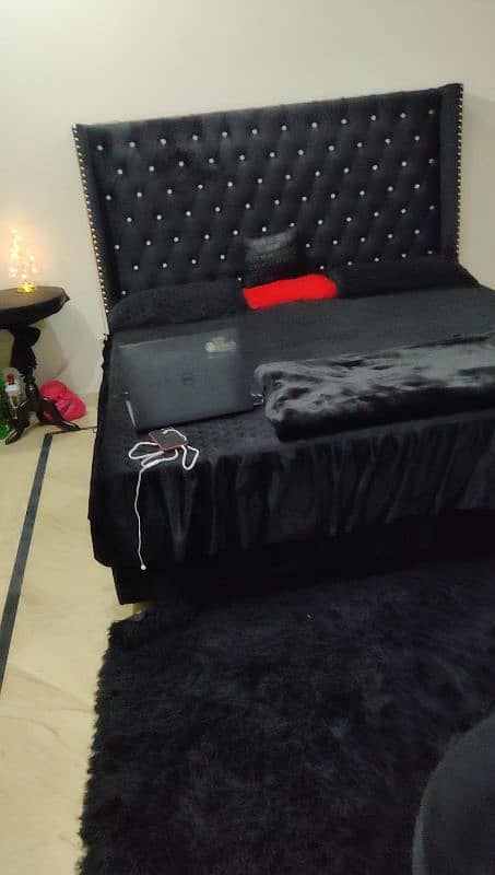 Luxury Black Velvet Bed 0