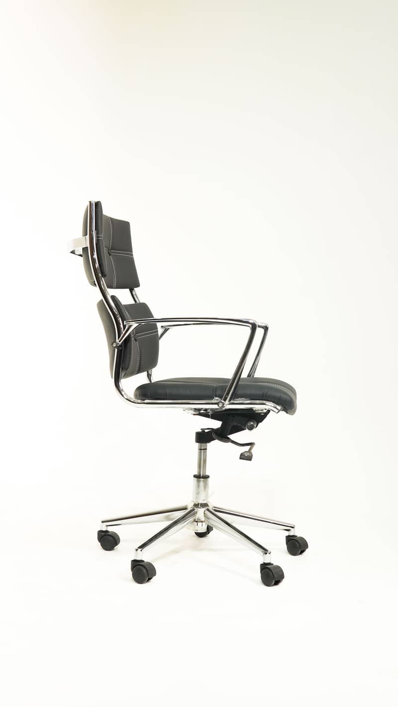 Modern Executive Office Chair with Sleek Design 1