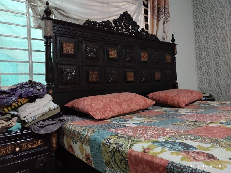 King size double bed, side tables and dressing table 2