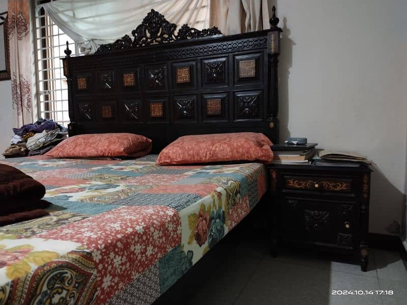 King size double bed, side tables and dressing table 3