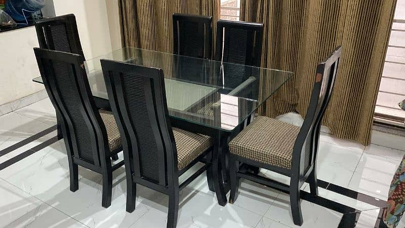 Dining table for sale /6 seated /wooden table 1