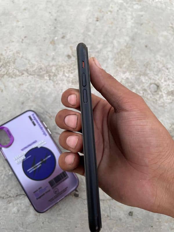 iphone xr like a brand new good condition black color 2