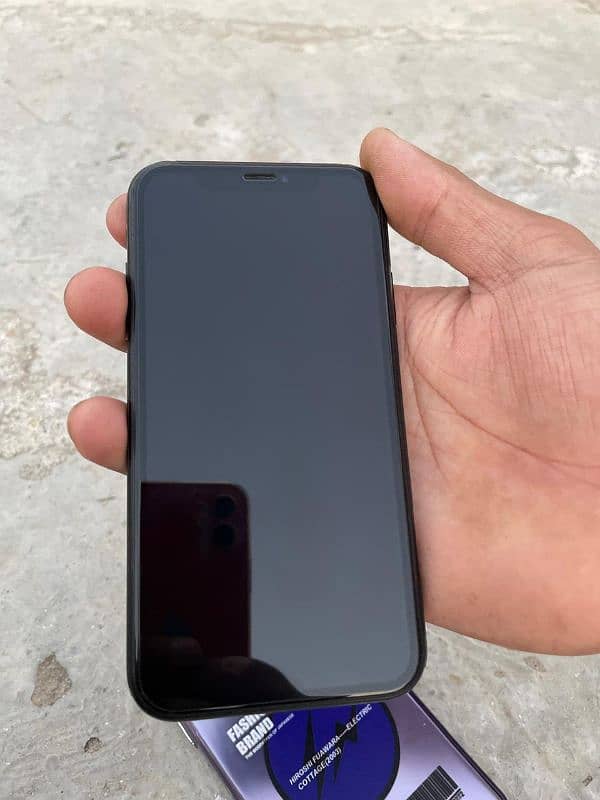 iphone xr like a brand new good condition black color 4