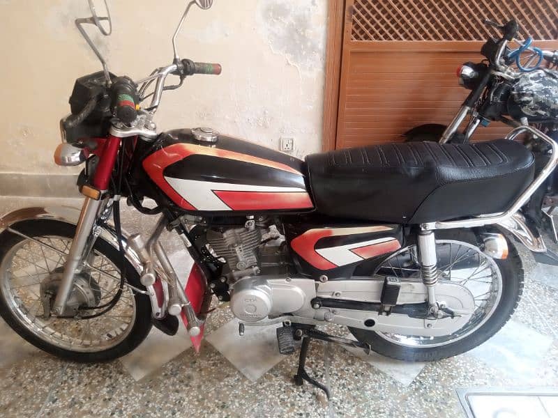 Honda 125 in red color 2