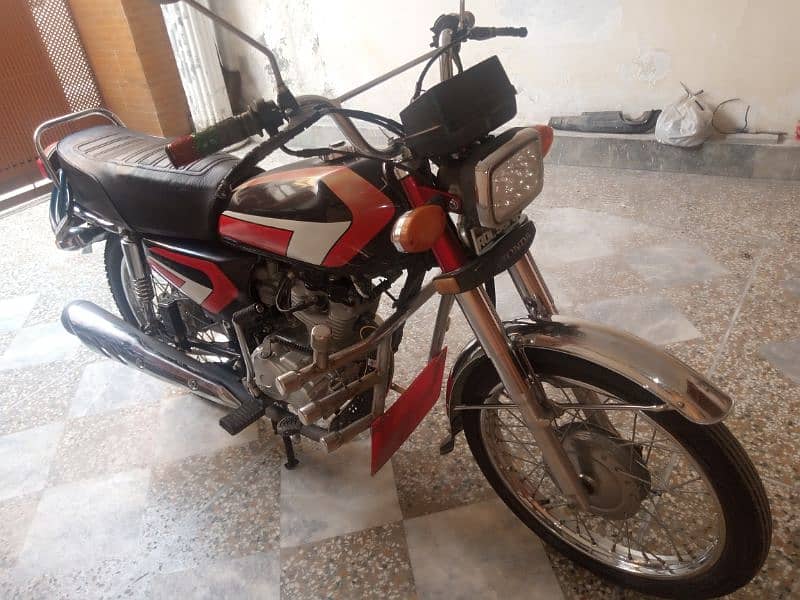 Honda 125 in red color 3