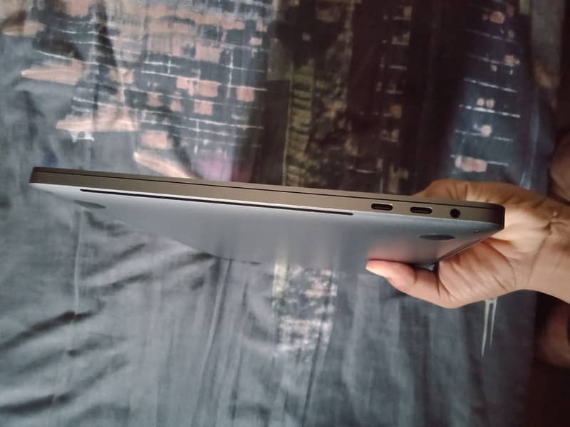 MacBook Pro 2016 With Touchbar 3