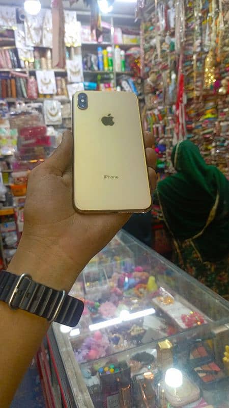 iPhone xsmax golden colour buttery change ha 64 gb sath charger apta 4