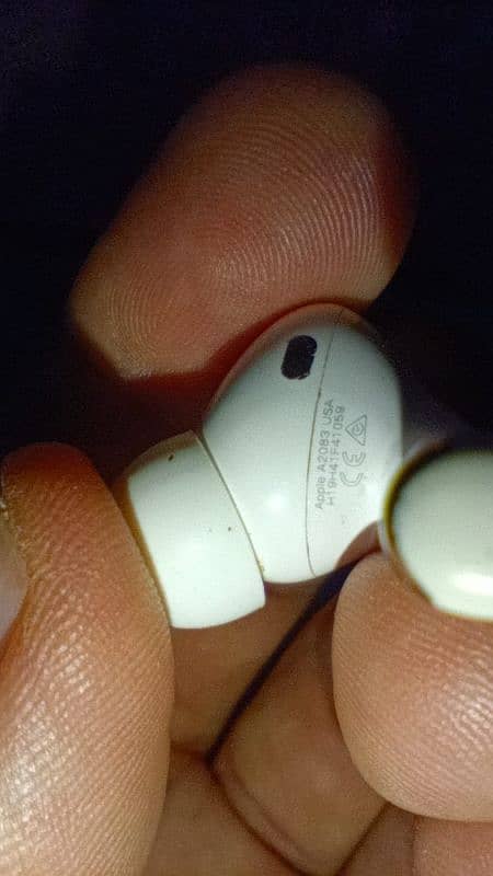 apple Airpods Pro 1stgen right side 2