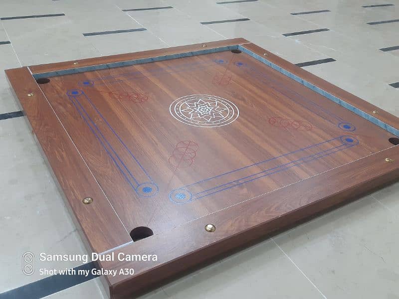 NlCarrom board with polished surface. . 0