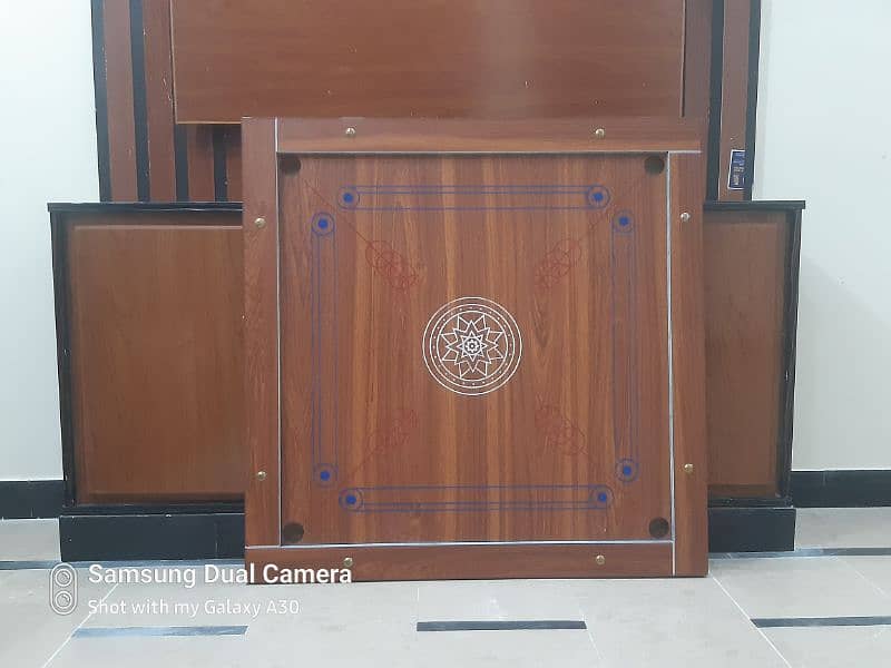 NlCarrom board with polished surface. . 2