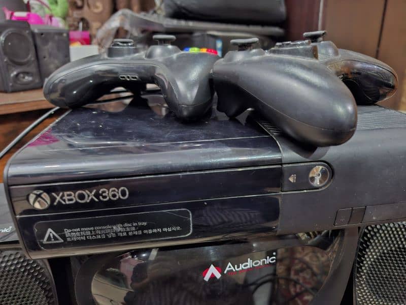 xbox 360 250 gb with 30 games installed 0