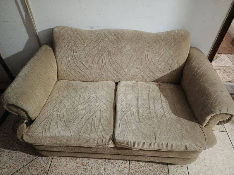 2 seater sofa in very good condition 3