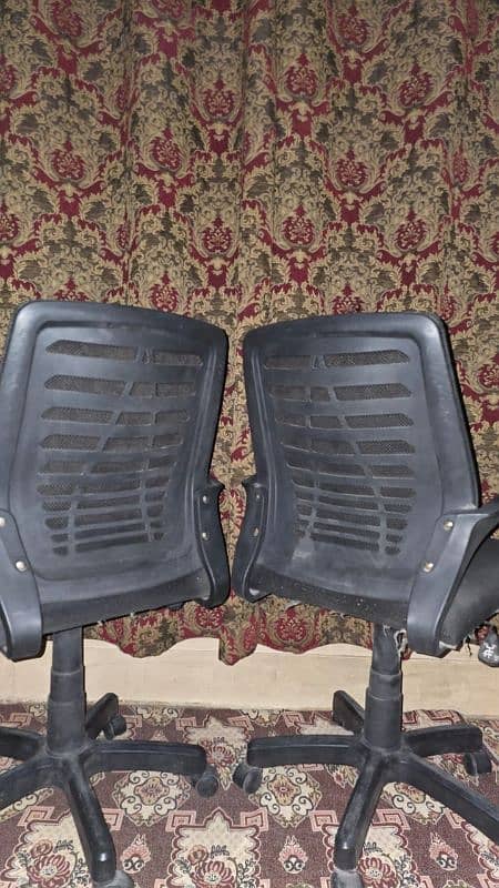 2 OFFICE REVOLVING CHAIRS 3