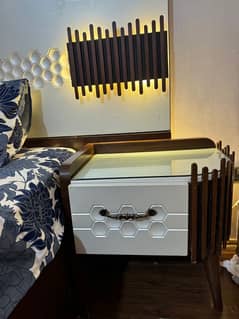 king size bed / bed+sidetables / wooden king size