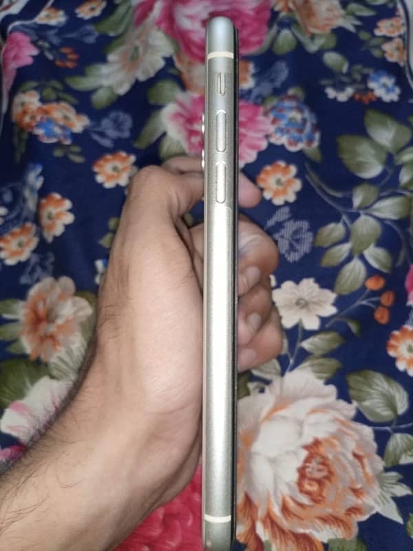 iphone 11 white color 64gb non pta 2