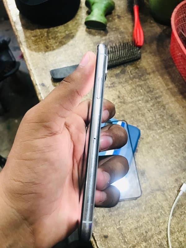 good condition iPhone X 3