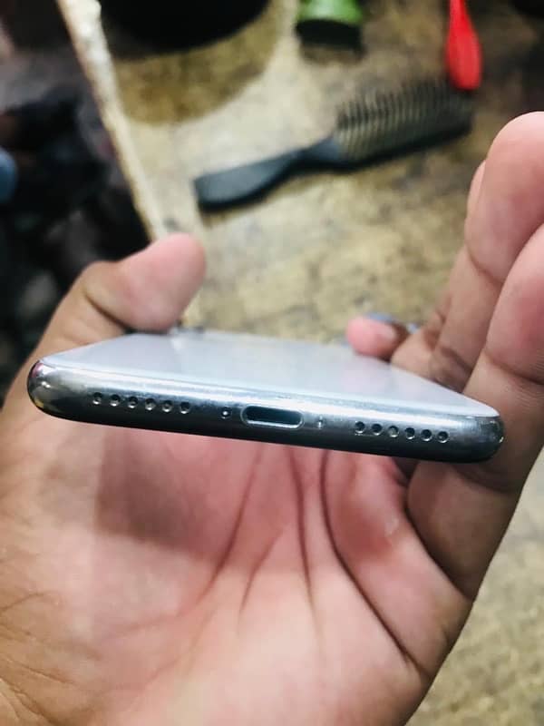 good condition iPhone X 4