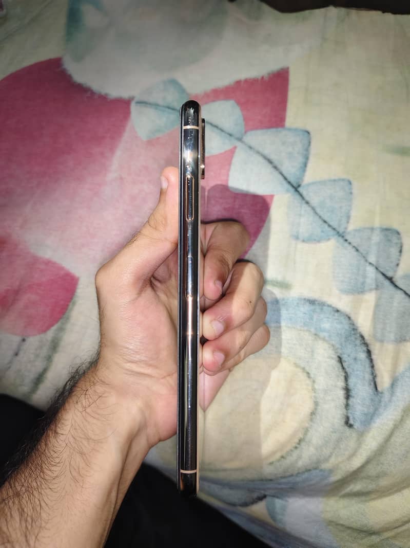 IPHONE XsMAX With Black Cover 2