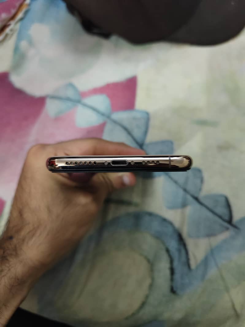 IPHONE XsMAX With Black Cover 3