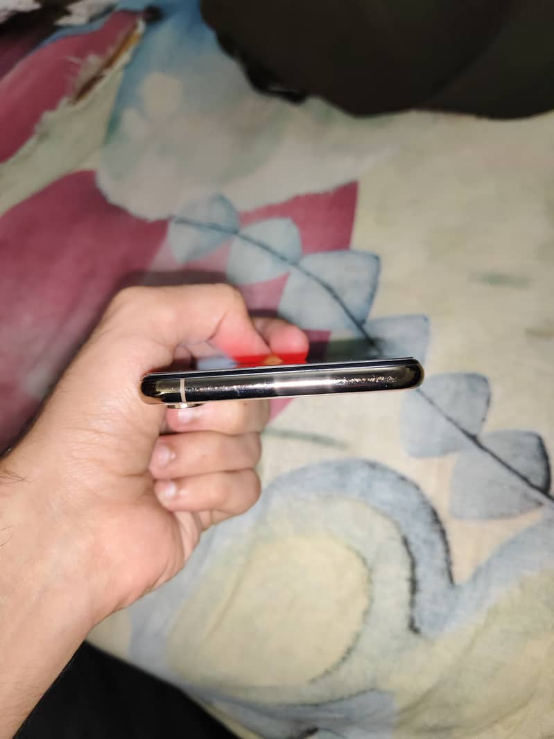 IPHONE XsMAX With Black Cover 4