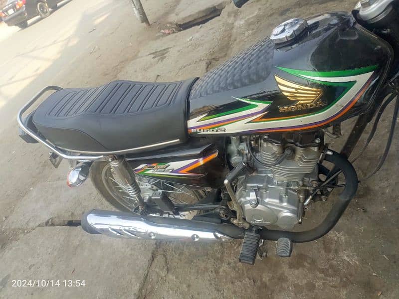 Honda 125 by 16 Sialkot Ka number ha 1