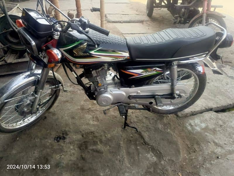 Honda 125 by 16 Sialkot Ka number ha 2